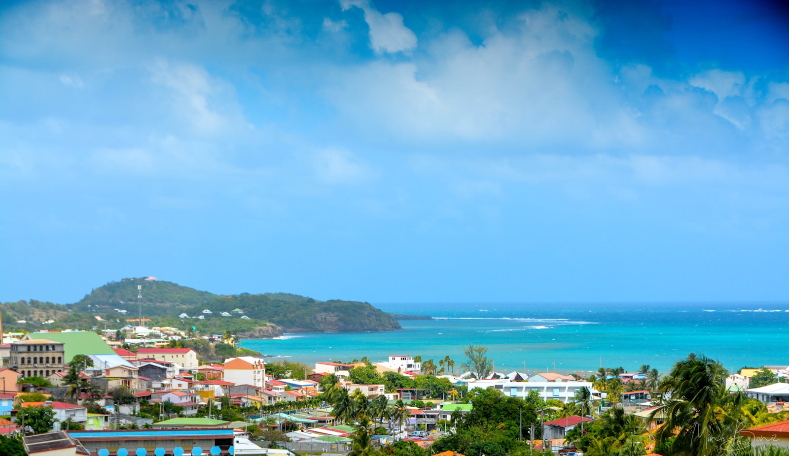 Ville des Antilles françaises au bord de l'eau